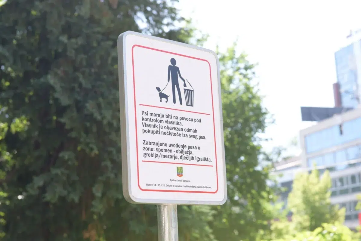 Na ulazu u veliki park u Sarajevu postavljene ploče koje definiraju pravila ponašanja za vlasnike pasa