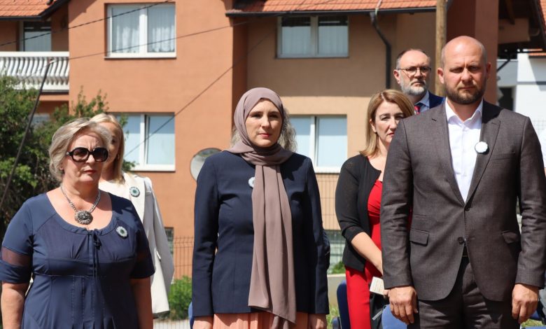 Uz podršku Ministarstva otvoren Park sjećanja u OŠ Behaudin Selmanović: Cvijet Srebrenice kao trajni simbol kulture pamćenja