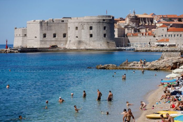 Dubrovnik Uvodi Promjene Zestoke Kazne Za Turiste Koji Sjede Na