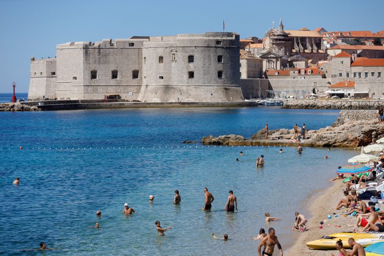 Dubrovnik uvodi promjene: Žestoke kazne za turiste koji sjede na stepenicama u historijskom jezgru