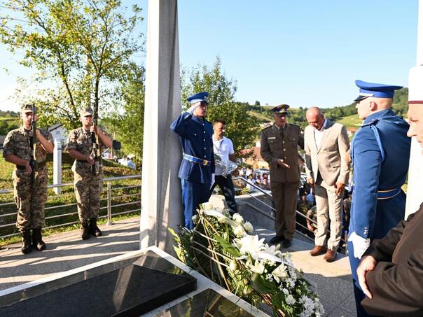 Helez Polozio Cvijece Na Mezar Generala Izeta Nanica