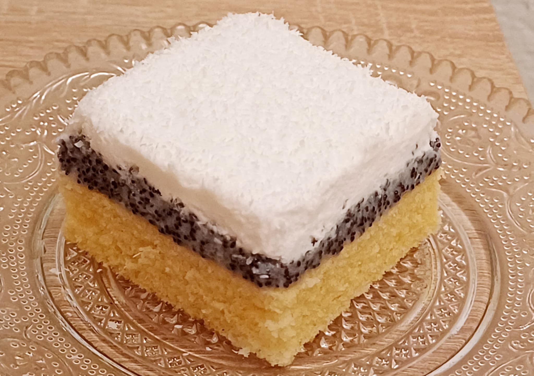 Najozbiljnija torta s makom i šlagom – lagana, kremasta i savršena za svaku priliku!