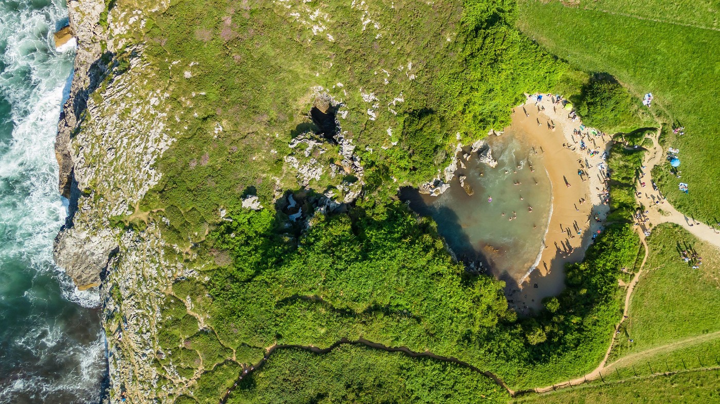 Skrivena plaža smještena na 100 metara od mora nestaje i vraća se s plimom