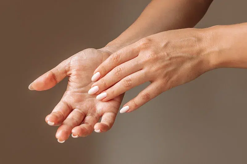 Znojite li često dlanove? Otkrijte učinkovite metode za trajno rješenje