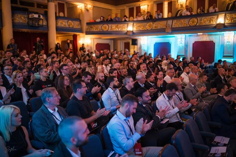 Otvoren Kiss The Future AI Summit: Sarajevo u fokusu regionalne AI scene – Poslovne novine