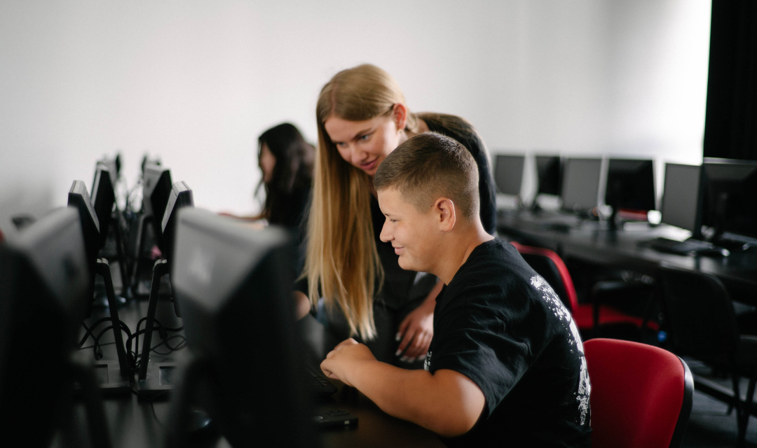 Preko 250 mladih u BiH steklo prve IT vještine kroz besplatnu ljetnu školu CoderDojo 2025 – Poslovne novine