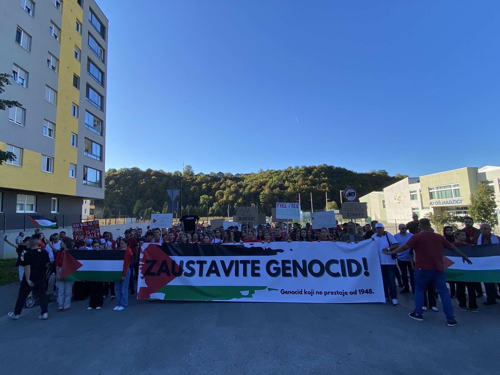 Protestna šetnja u Hadžićima za Palestinu: “Zaustavite rat, ne dopustite da djeca gladuju danima”