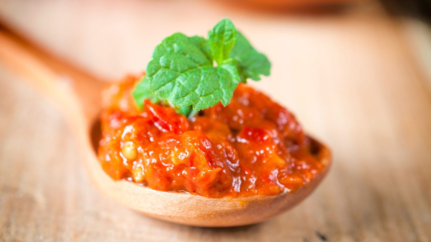 Tradicionalni makedonski Pindjur – recept za domaće Namaz izrađen od pečenih paprika i patlidžana
