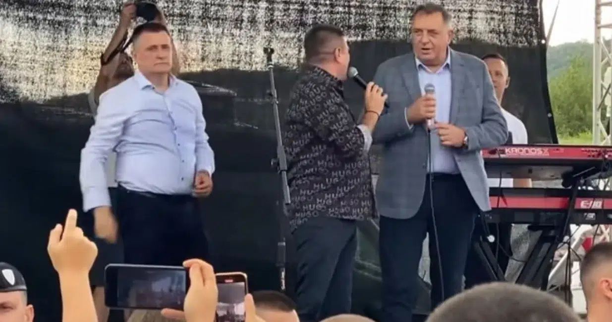 (Video) Dodik ne može bez mikrofona: Pješeni s Bay Little Knind