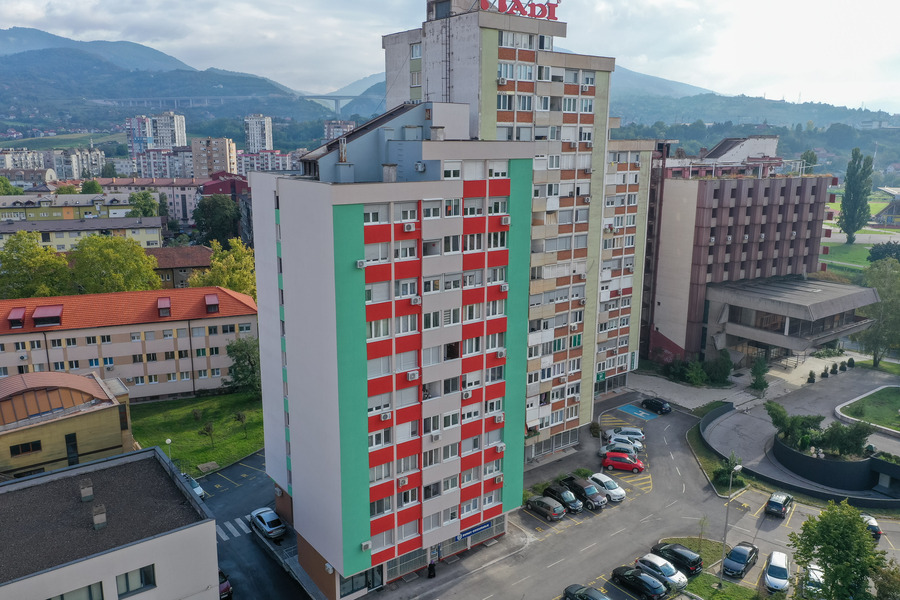 Zgrada u Zenici dobila novu energetski efikasnu fasadu: Zime i ljeta bit će udobnija za stanare – Poslovne novine