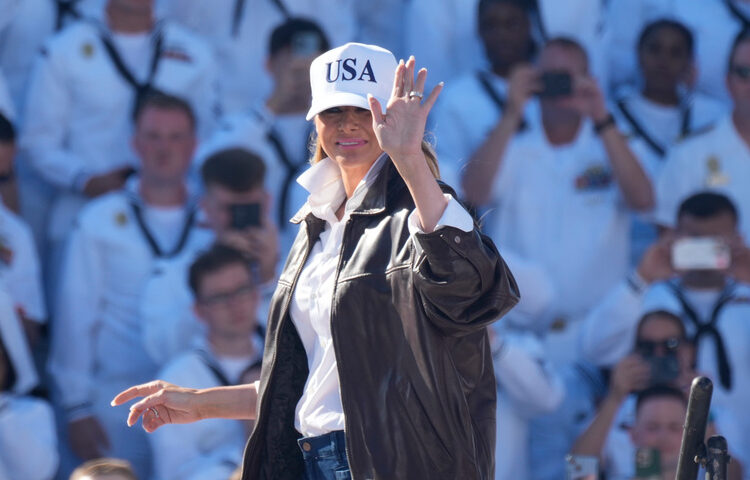Nova Melania? Prva dama u stilu “Top Guna” zbunila i oduševila fanove