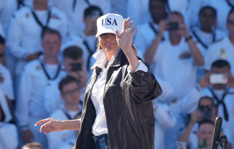 Nova Melania? Prva dama u stilu “Top Guna” zbunila i oduševila fanove