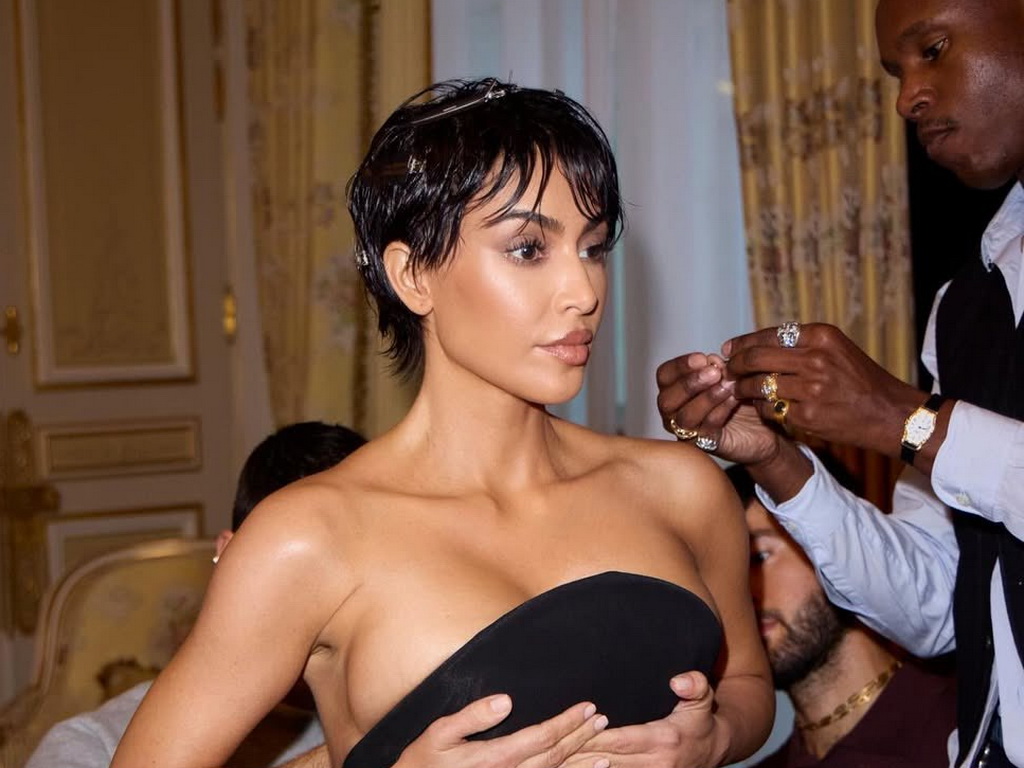 Ista majka: Kim Kardashian pokazala je novu frizuru