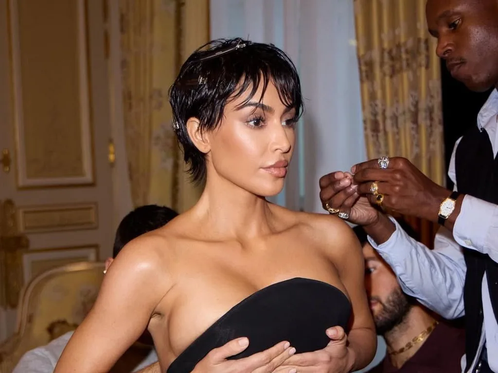 Ista majka: Kim Kardashian pokazala je novu frizuru
