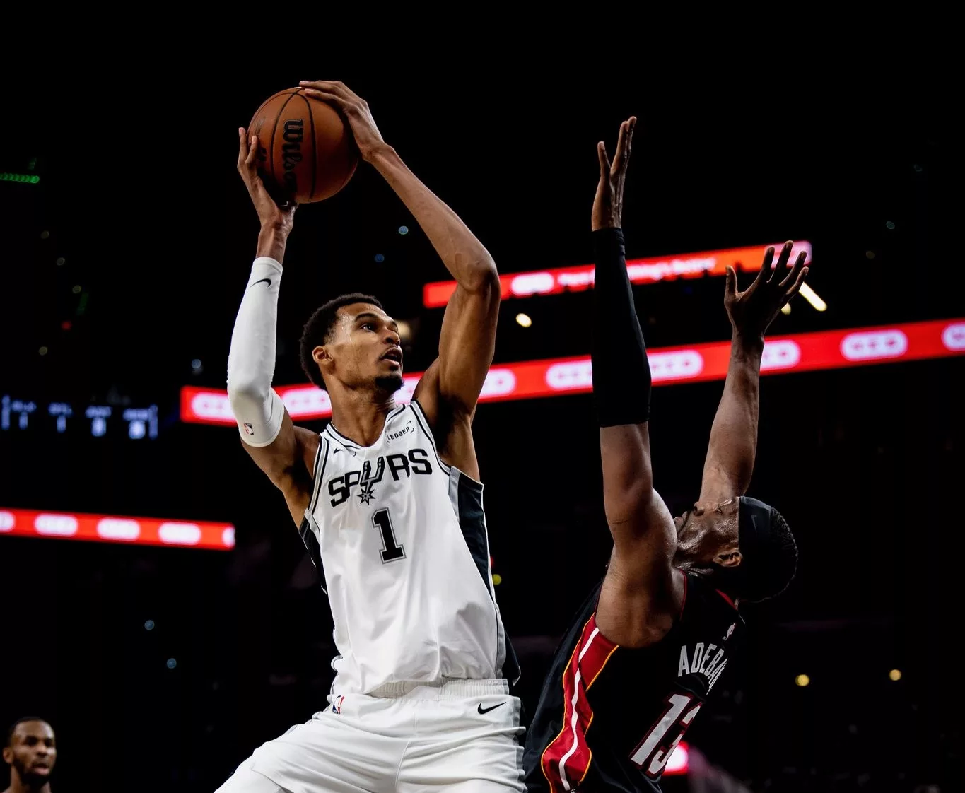 NBA: Milwaukee slavio u derbiju bez Janis, Wemby vodio Spurse do rekorda (VIDEO)