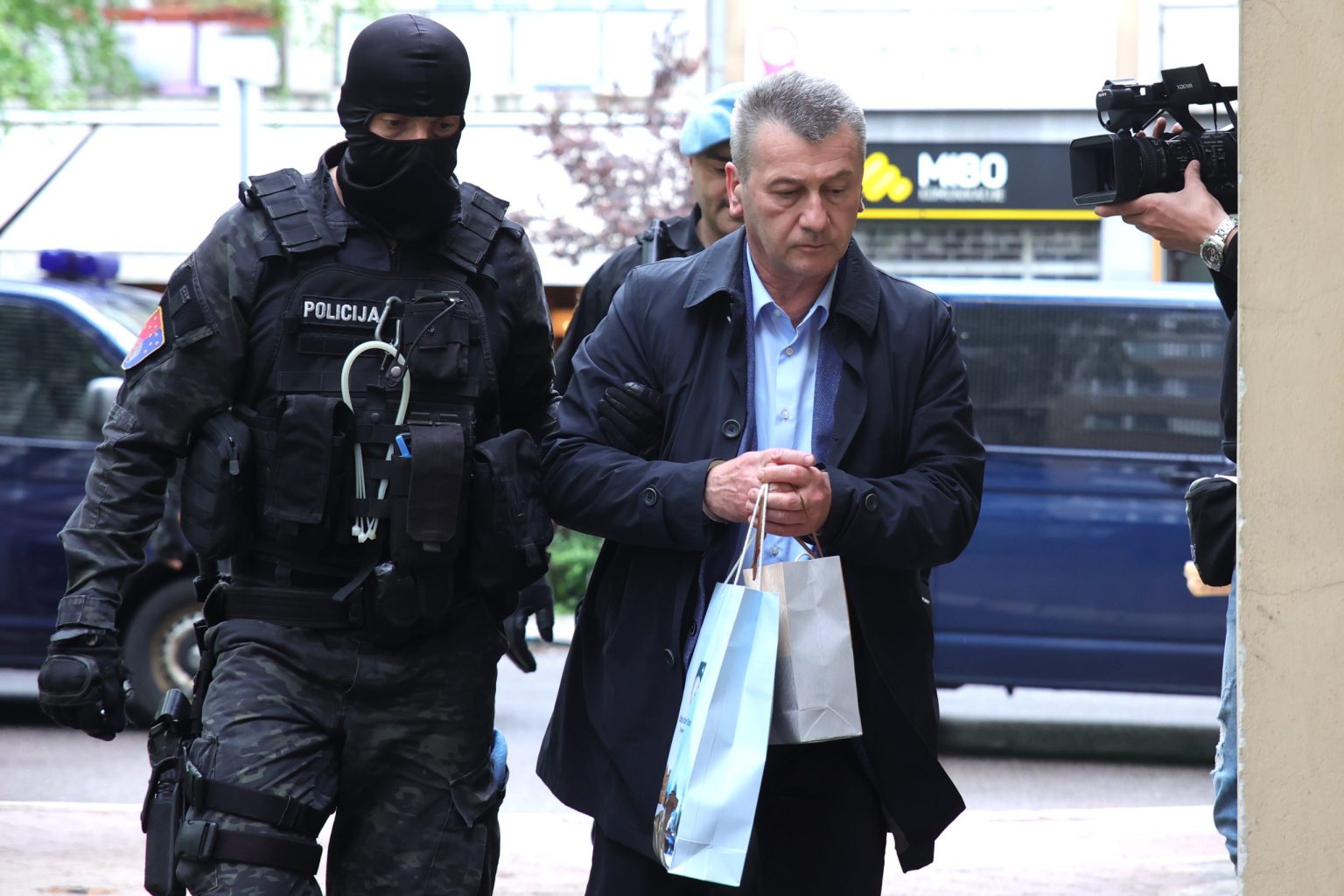 Skandal u Hrvatskoj: Optuženi Ibrahim Hadžibajrić ‘uhvaćen’ u oduzetom apartmanu u Baškim Vodama. Intervenirala i policija
