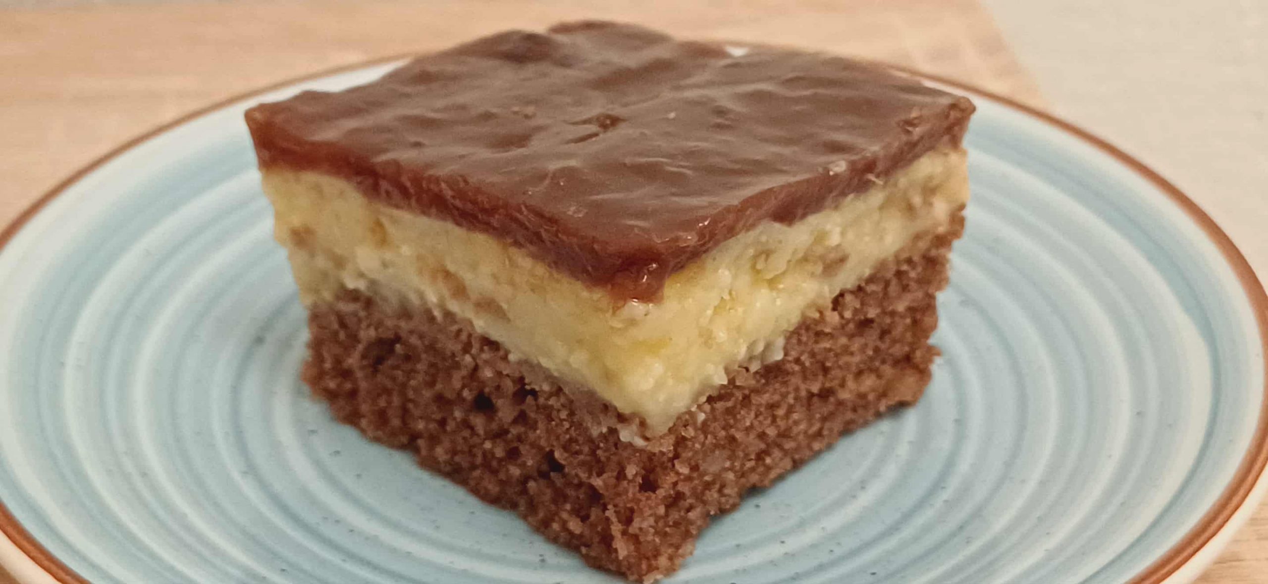 Torta koja je sve iznenadila: Sočan biskvit s orasima, kremom od vanilije i sjajnom glazurom od pekmeza!