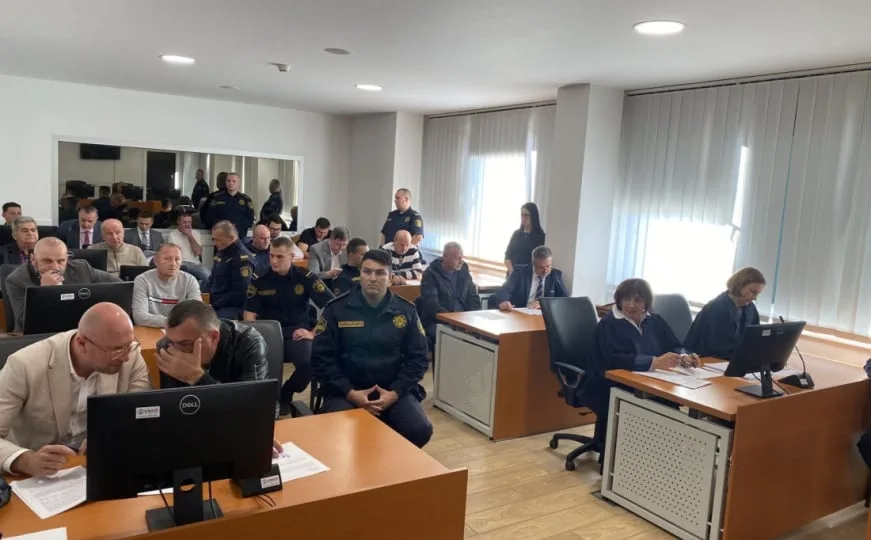 Jezivi iskazi žrtava iz Tuzle: Inspektor davao drogu, policajci ugovarali mušterije, a profesor poklonio auto