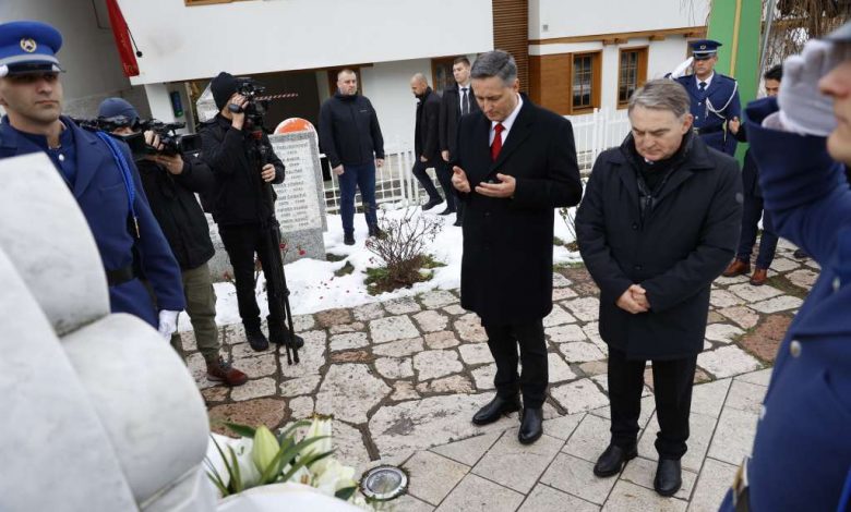 Komšić i Bećirović položili cvijeće na Kovačima: BiH je neuništiva, generacije će je čuvati