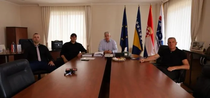 Šokantno: Osoba bliska Kordiću i Čoviću zapalila vozilo Grada Mostara