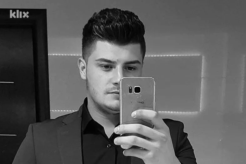Tuga u Srebreniku: Građani se opraštaju od mladog policajca Kenana Djedovića (27) koji je pronađen mrtav u autu