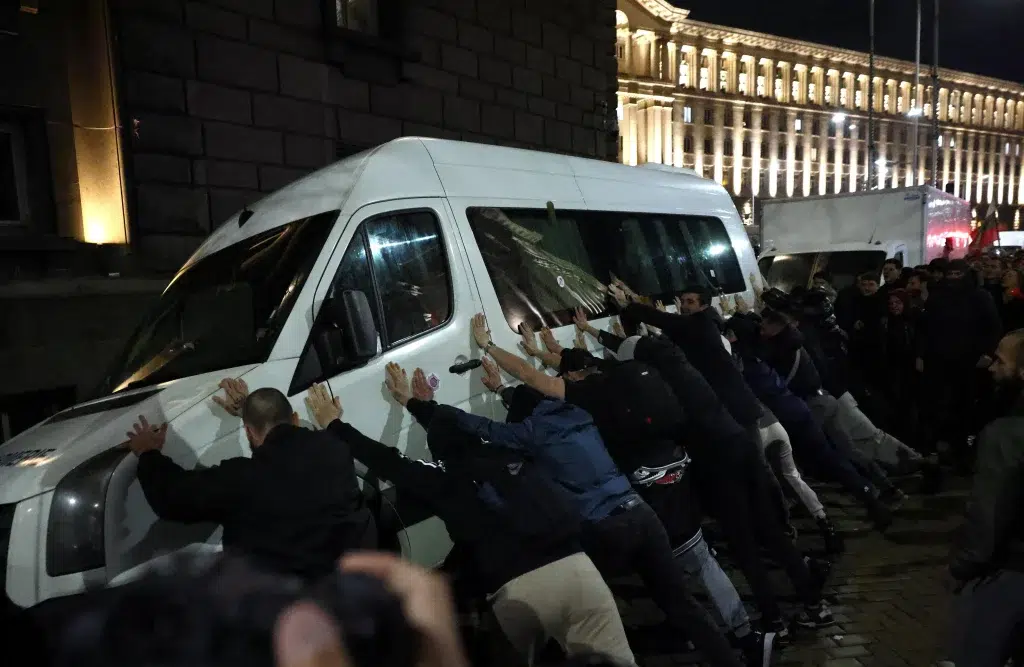 Kaos u Sofiji: Tisuće Bugara na ulicama zbog proračuna za 2026., izbili sukobi s policijom