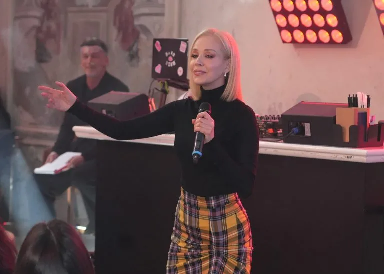Stajling Jelene Rozge osvaja na prvi pogled, ali suknja priča posebnu priču