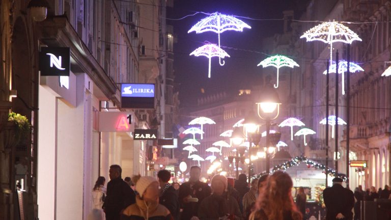 Sve žene u redu za štand u Zari drže se iste stvari: Ovo je glavni mikrotrend blagdanske sezone