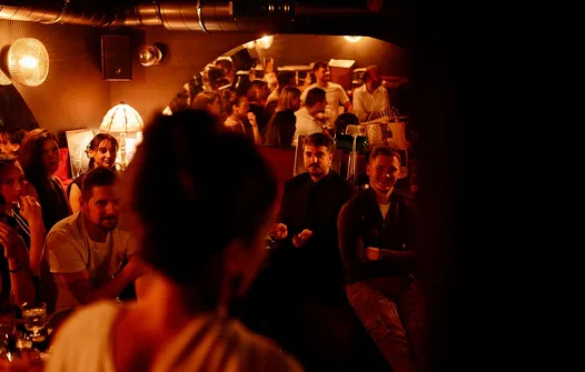 “Secret bar” u centru grada koji spaja vrhunske koktele i filmske večeri: Iza skrivenog ulaza čeka vas nezaboravan provod