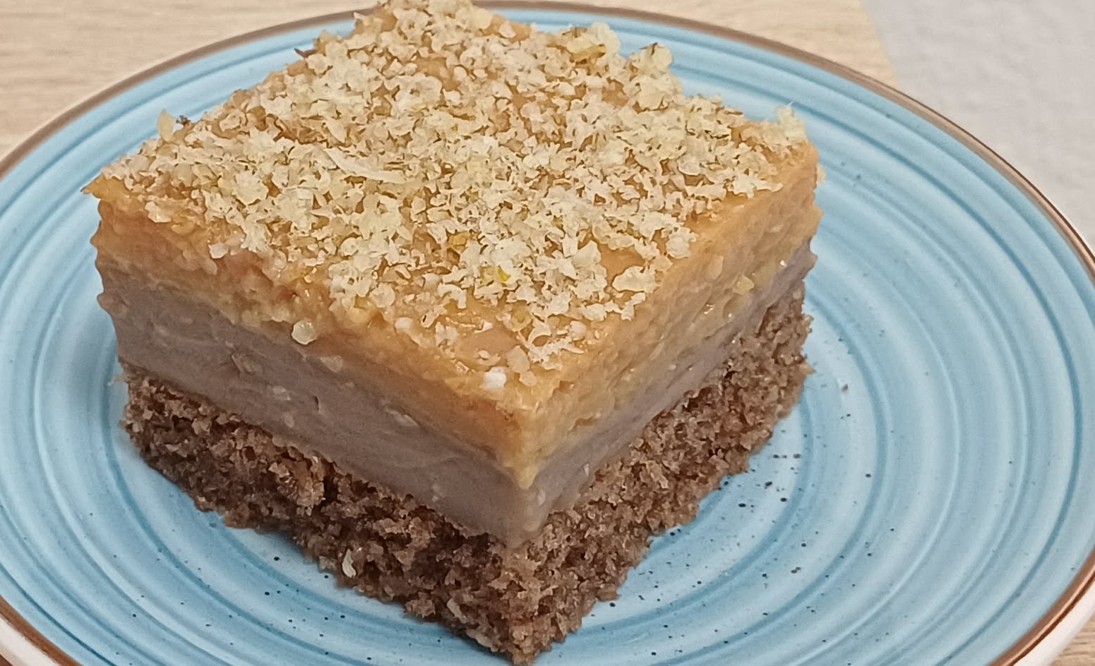 Svi su tražili recept! Karamel torta koja se savršeno reže – bez komplikacija