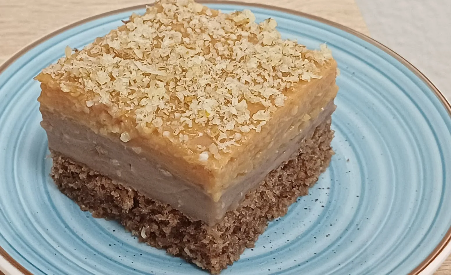Svi su tražili recept! Karamel torta koja se savršeno reže – bez komplikacija