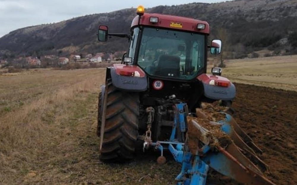 Dijete vozilo automobil i traktor: Sud osudio oca zbog povrede djetetovih prava