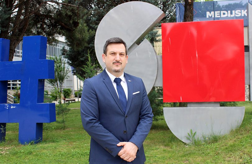 Dekan Filozofskog fakulteta u Mostaru službenim automobilom izazvao prometnu nezgodu u Tihaljini