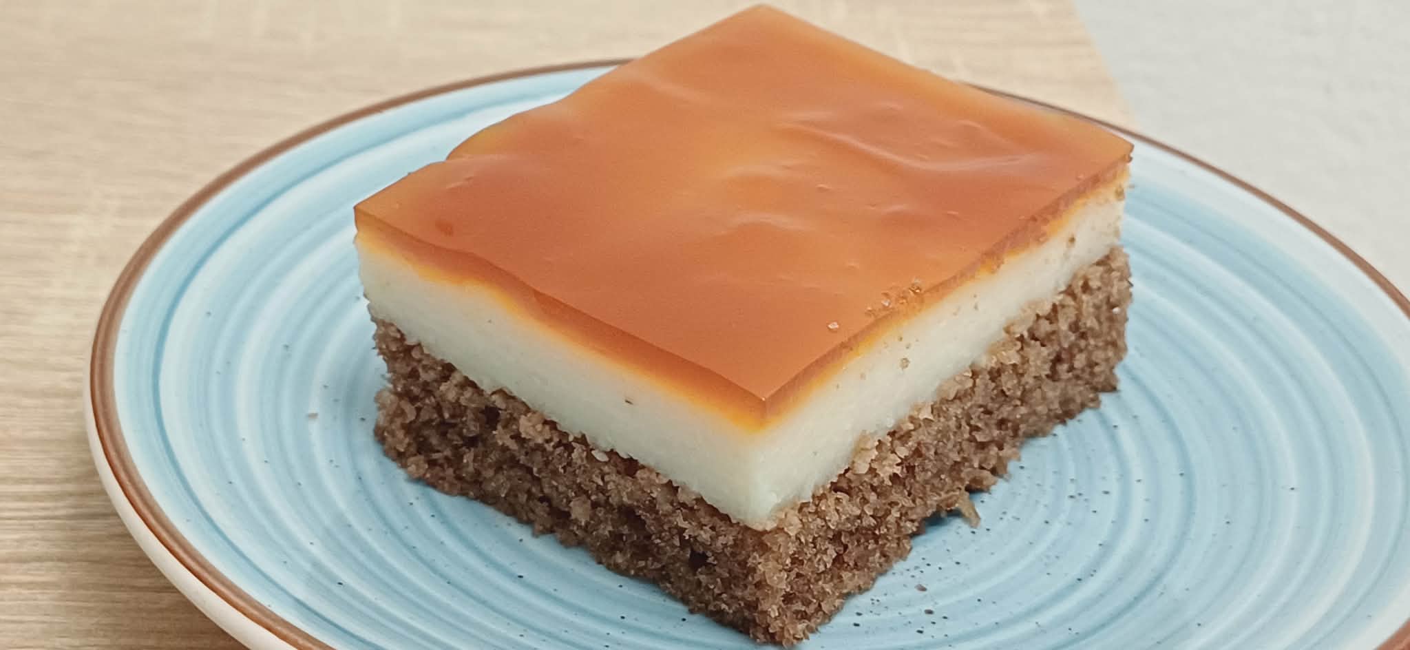 Crni biskvit s orasima – savršen za bogate kreme i karamel preljev