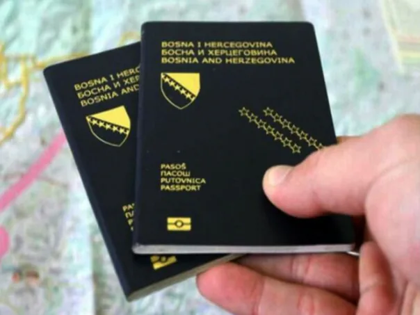 Može li neko drugi podnijeti zahtjev za ETIAS umjesto vas?