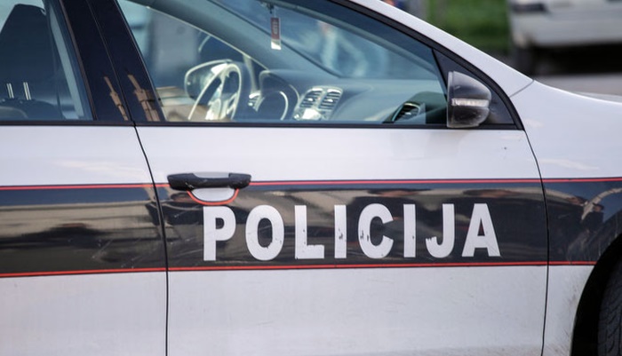 Nesreća u Živinicama: Automobilom sletio s ceste i udario u drvo