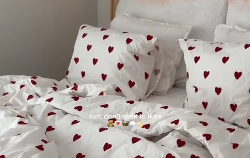Sinsayeva viralna posteljina srca se vratila i svi je žele