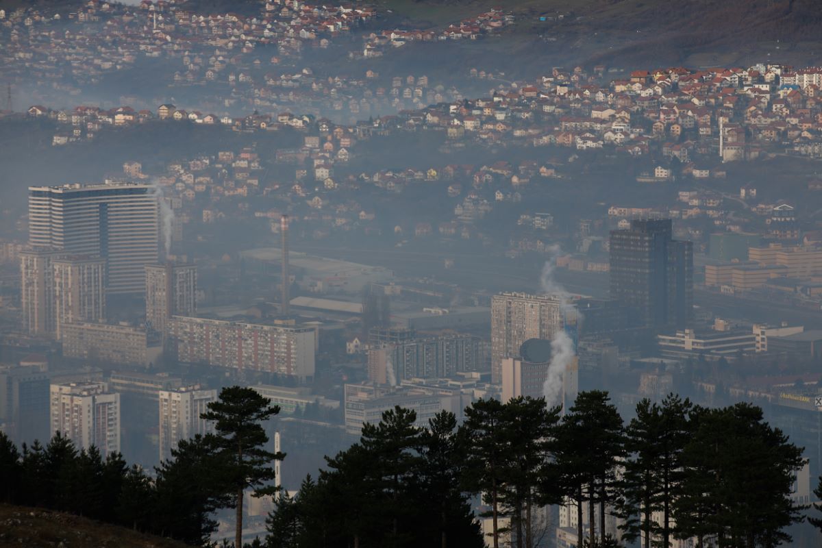 Zbog zagađenja zraka: U KS proglašena uzbuna u pet sarajevskih općina, na snazi restriktivne mjere
