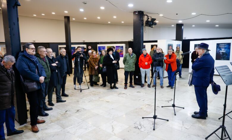 U Galeriji BKC-a postavljena izložba postera “Sarajevske zime” umjetnika Kemala Hromića