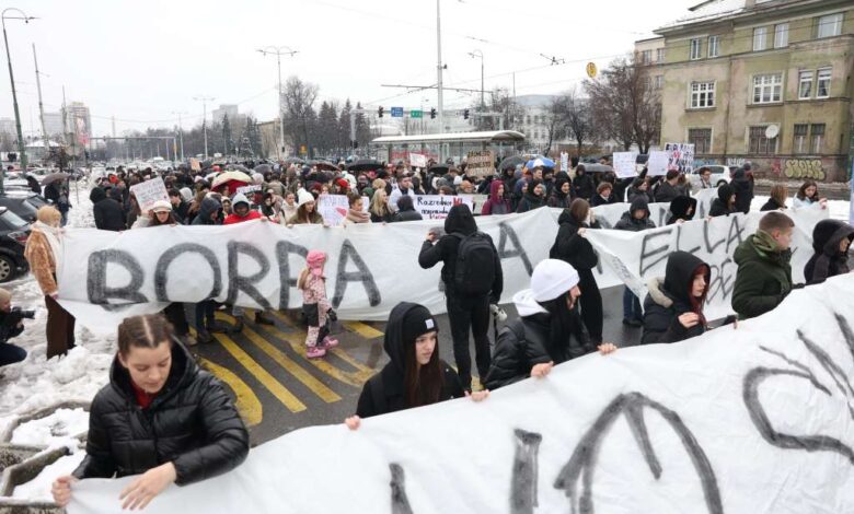 Peti dan protesta u Sarajevu: Građani istrajavaju uprkos manjem odzivu, poručuju da neće odustati