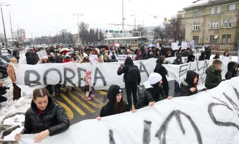 Peti dan protesta u Sarajevu: Građani istrajavaju uprkos manjem odzivu, poručuju da neće odustati