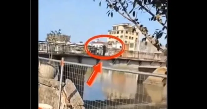 Šokantan snimak: Otac se posvađao sa ženom, u nastupu bijesa zgrabio dijete i bacio ga u rijeku!