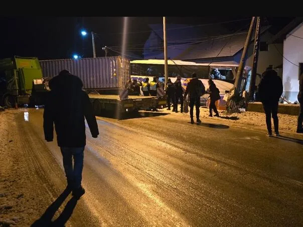 Teška nesreća kod Dervente: Sudarili se tri kamiona i autobus