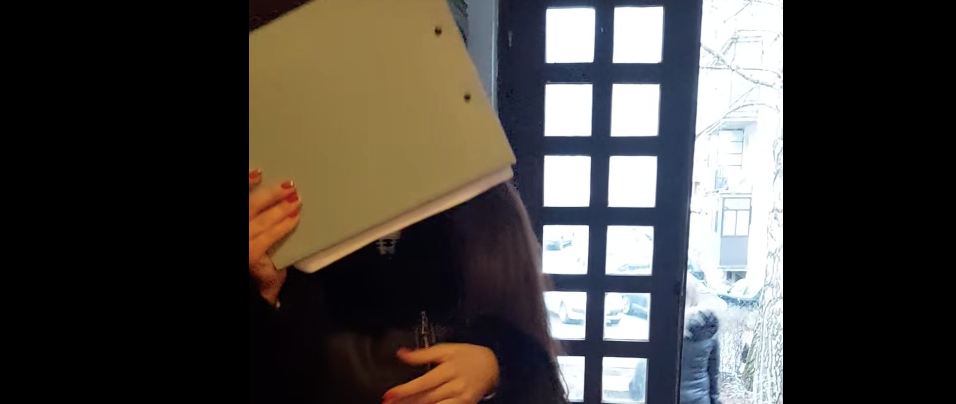 Video iz Srbije: Aktivistkinja SNS-a starici nudi beneficije za glas
