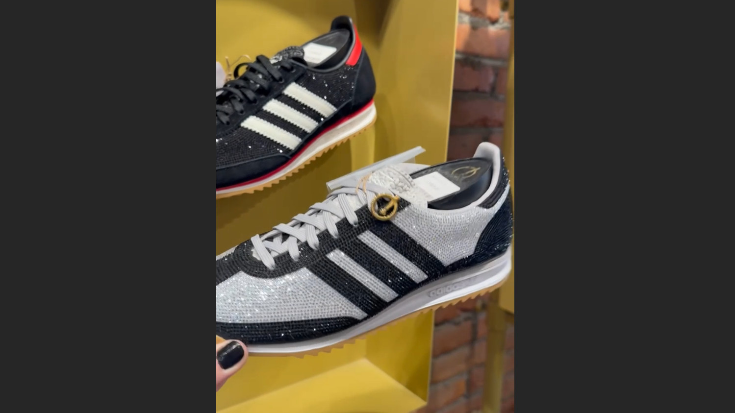 Viralne patike sa cirkonima stigle u Beograd! Evo kako najglamurozniji adidasov model izgleda uživo