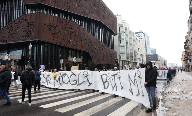 Završen peti dan protesta u Sarajevu, manji odziv, za sutra najavljeno novo okupljanje