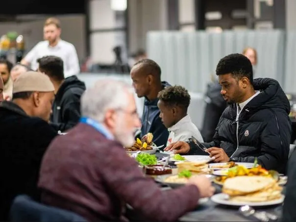 Ezan na molitvu na Old Traffordu: Manchester United organizirao iftar za navijače