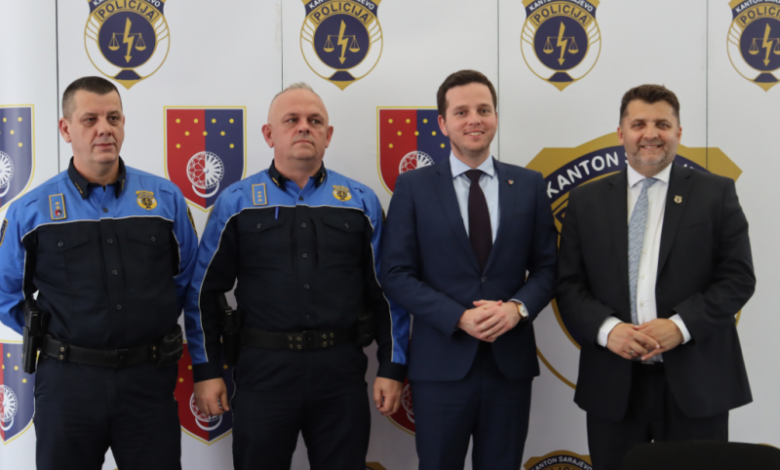 Novim Kolektivnim ugovorom Vlade KS i Sindikata policije omogućeno povećanje plate za oko 80% policijskih službenika, onih koji rade na terenu