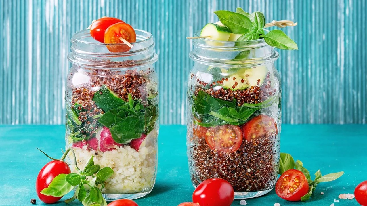 Salata s kvinojom i povrćem, brzi ručak za poneti