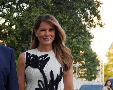 “Izgužvana zavjesa ili visoka moda?” Melania Trump izazvala lavinu reakcija u haljini